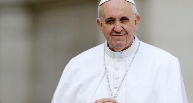 Papa diz que liberdade de expressão não dá o direito de insultar o próximo