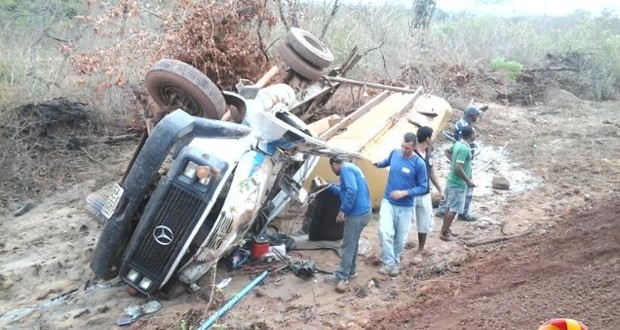 Motorista de Belém do Piauí morre em acidente com caminhão pipa; veja fotos