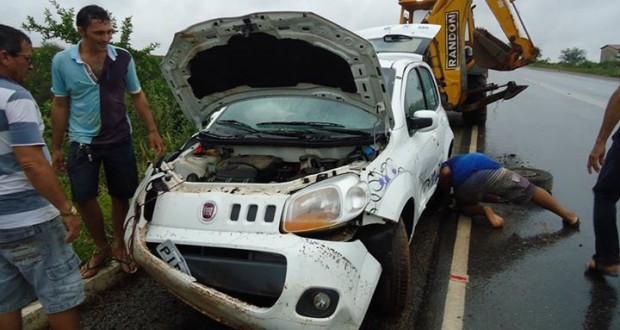 Carro da Prefeitura de Jacobina se envolve em acidente na BR 407; fotos