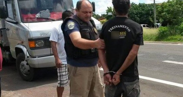 Homem é preso após fugir de abordagem e agredir agentes da PRF