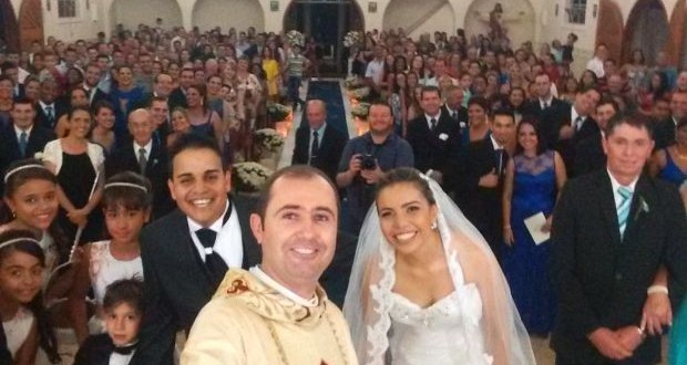 Padre usa pau de selfie em foto de casamento e surpreende convidados