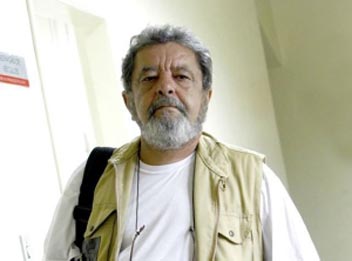 Fotógrafo apanha durante manifestação por ser parecido com Lula
