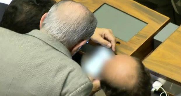 Deputado é flagrado vendo vídeo pornô durante sessão na Câmara