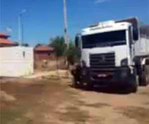 Pai atropela e mata o filho ao tirar caminhão da garagem no interior do Piauí