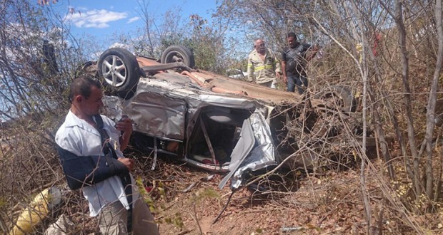 Carro capota e três pessoas da mesma família morrem no interior do Piauí; veja fotos