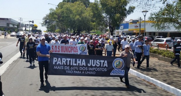 Mais de 150 prefeitos do Piauí fazem protesto contra crise; acompanhe  em tempo real