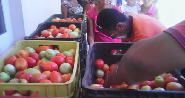 Simões realiza entrega de alimentos do Compra Direta para famílias do município