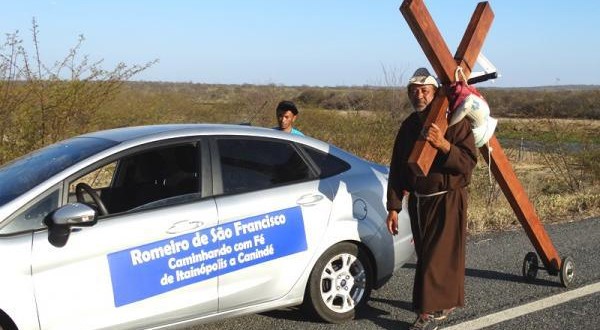 Romeiro de Itainópolis anda 450km a pé para pagar promessa no Canindé
