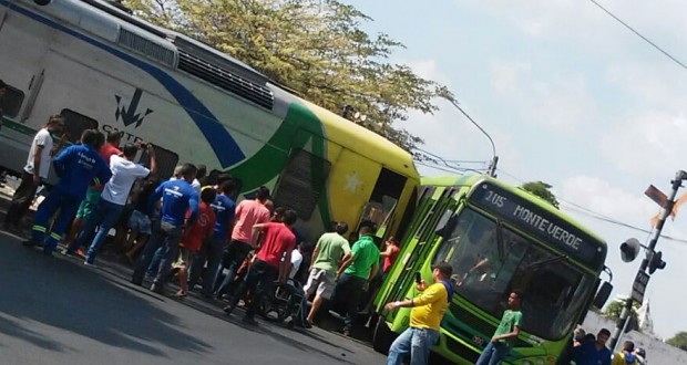 Metrô colide com ônibus e deixa  dois feridos na Capital