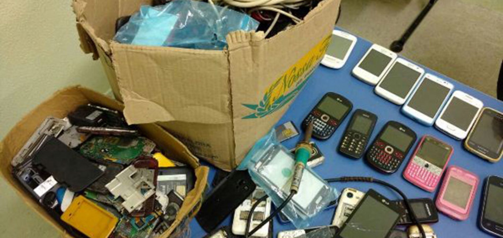 Dono de loja de celulares é preso com quase 200 aparelhos roubados