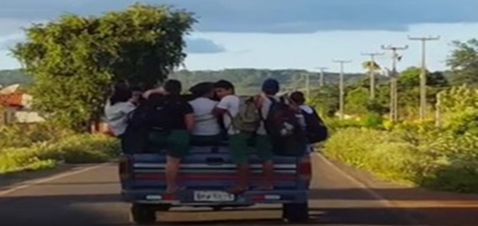 Alunos são levados na carroceria de picape no interior do Piauí