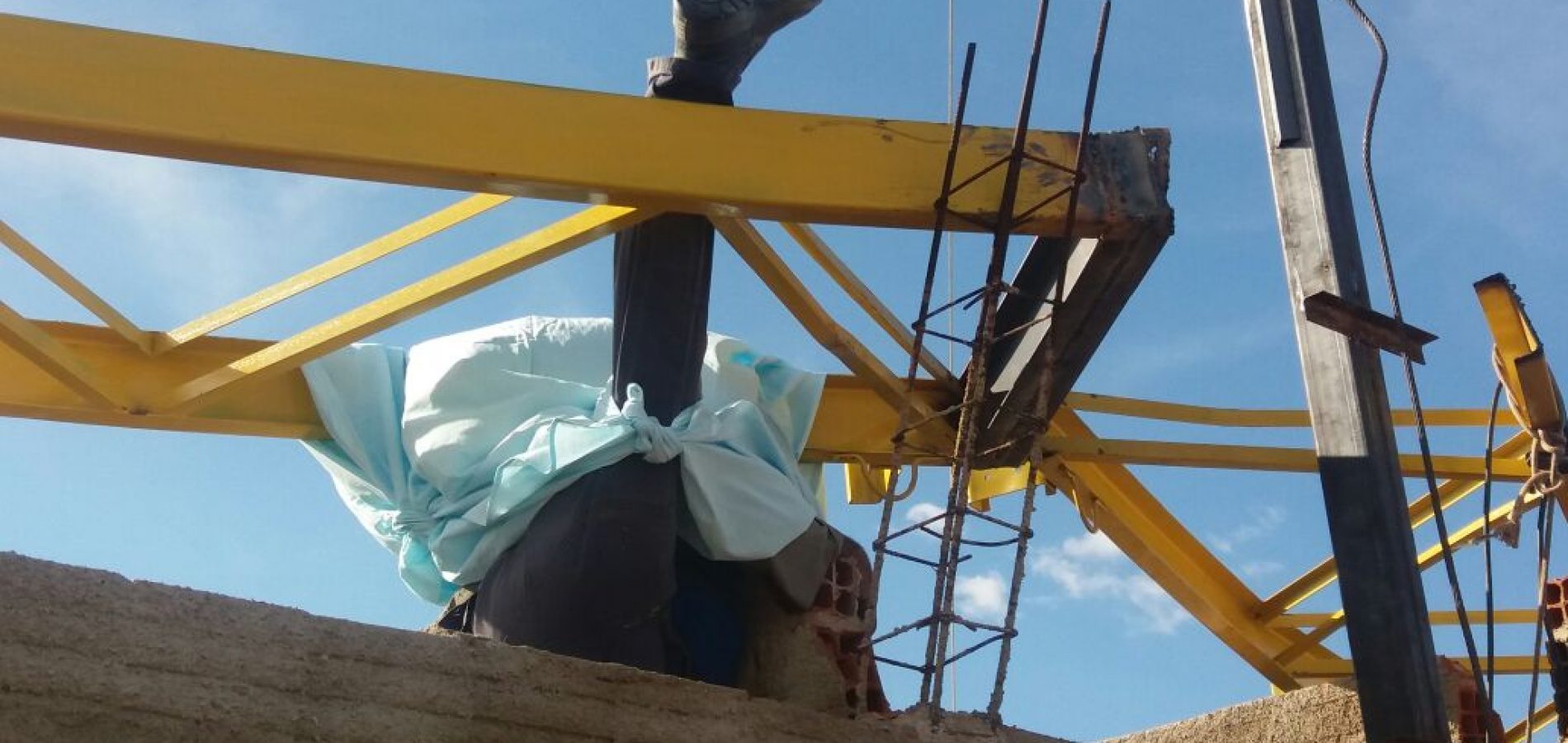Homem morre após coluna de ferro cair sobre sua cabeça em construção de quadra poliesportiva em Massapê; fotos
