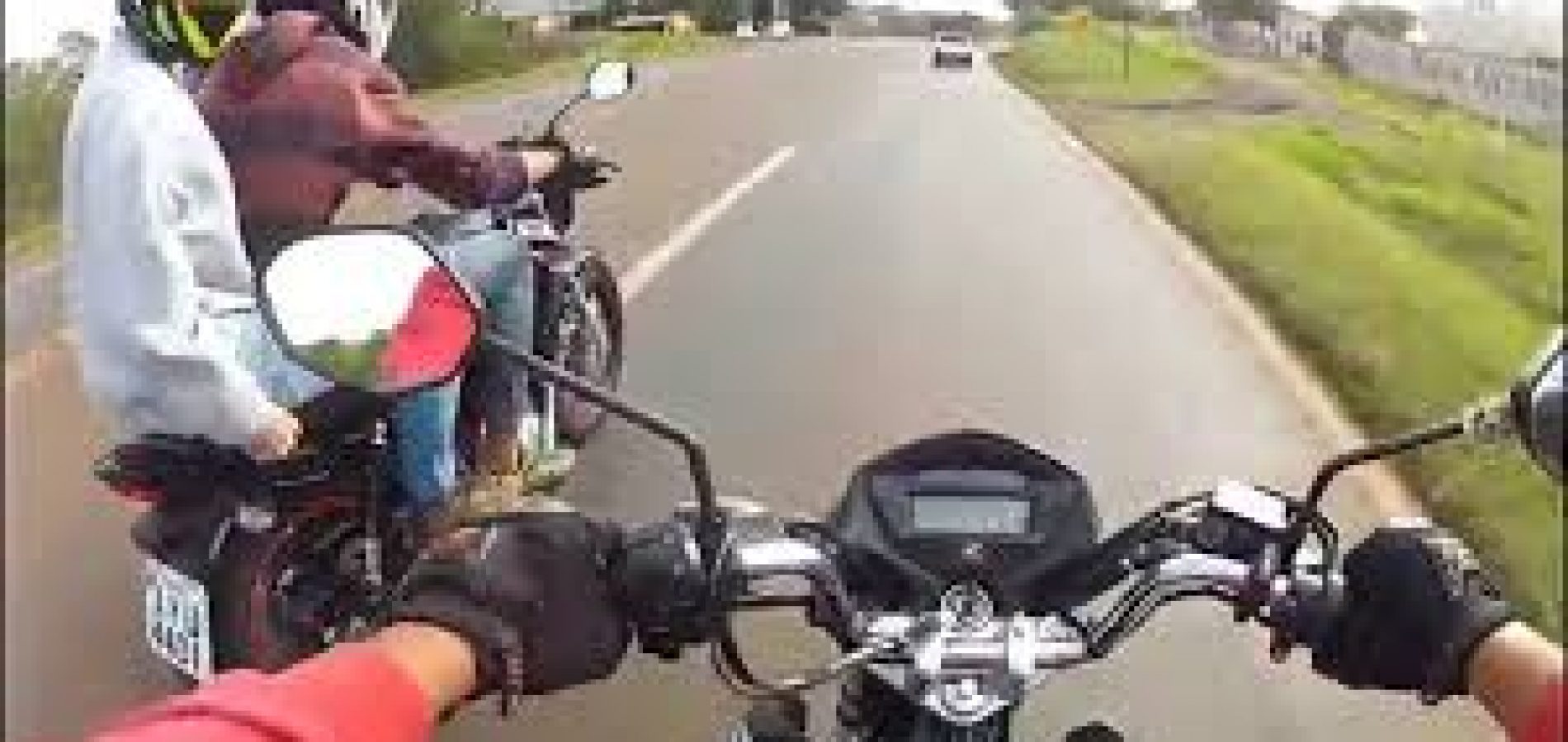 Durante assalto, dupla derruba mulheres de motocicleta e bolsa é roubada