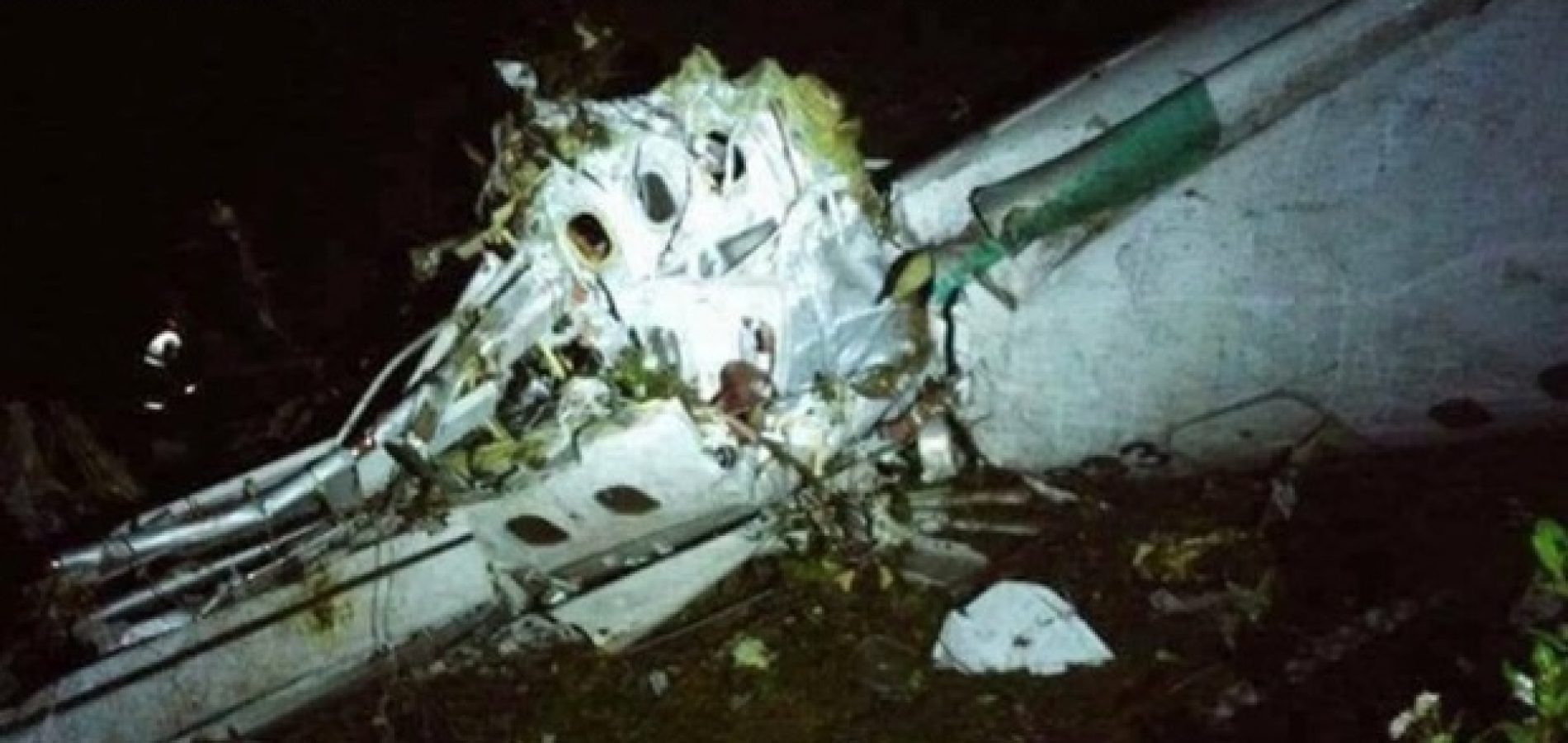 Avião com equipe da Chapecoense cai na Colômbia e deixa 76 mortos e 5 sobreviventes