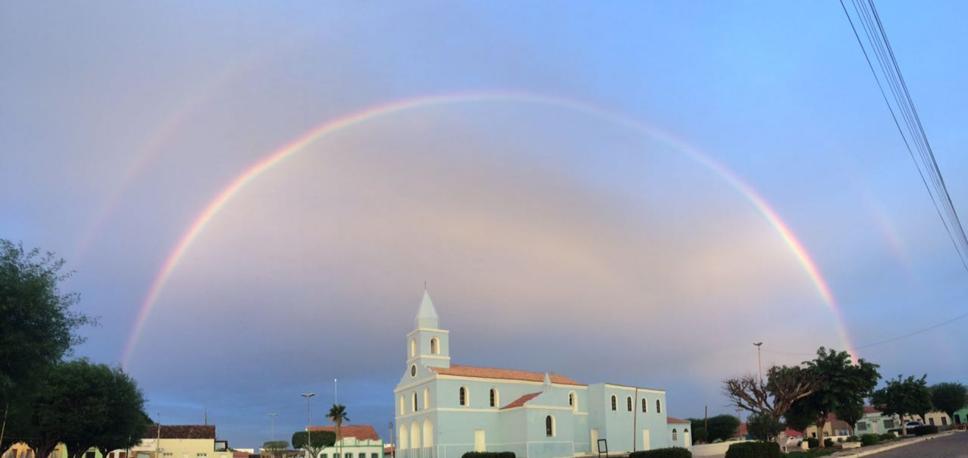 Arco-íris duplo aparece no céu de Paulistana e encanta moradores