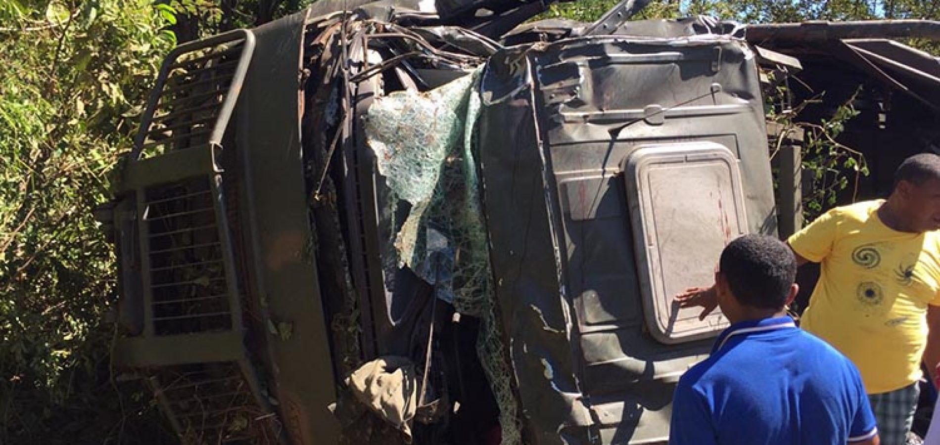 Caminhão do Exército com cerca de 30 militares tomba no Piauí e deixa um morto e vários feridos