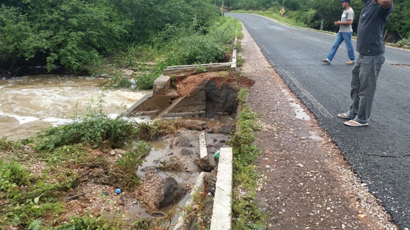 Trecho da rodovia é danificado pela água