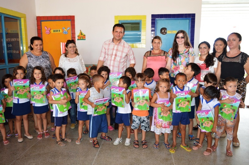 Prefeito Arinaldo Leal entrega livros da Educação Infantil