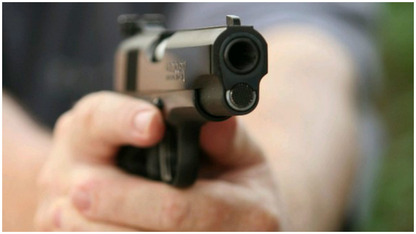 Homem é preso ao ser flagrado com pistola .380 no bairro Vila
