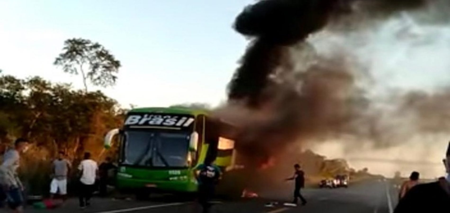 Ônibus da Trans Brasil vindo de SP pega fogo com passageiros no Sul do Piauí