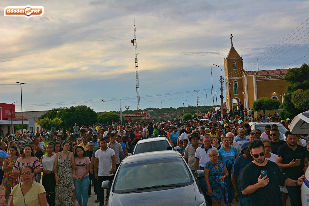 Multidão se reúne para despedida de pai e filho que morreram em